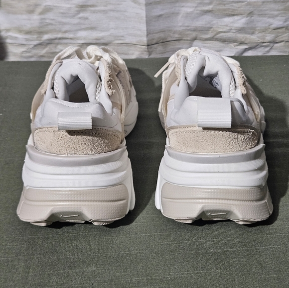 Nike Women's Cream and White Sneakers Size 9.5 - Picture 6 of 11